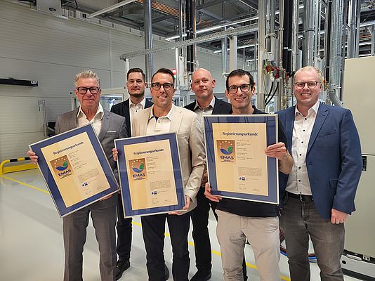 Drei EMAS-Urkunden für die drei JUMO-Werke in Fulda: IHK Präsident Dr. Christian Gebhardt, JUMO-Geschäftsführer Dr. Steffen Hoßfeld; IHK Hauptgeschäftsführer Michael Konow (vordere Reihe, von links nach rechts). Bild: JUMO