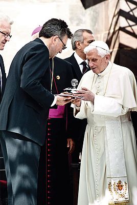 Überreichung der Schale an Papst Benedikt XVI durch OB Dieter Salomon