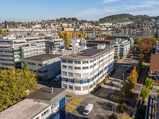 Blick auf die SCHURTER Gebäude in Luzern, in direkter Nachbarschaft zum Vierwaldstätter See