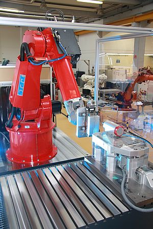 Industrieroboter wird zum präzisen Bearbeitungssystem