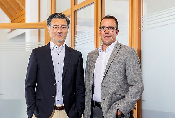 Die JUMO-Geschäftsführung blickt auf ein erfolgreiches Geschäftsjahr 2022 zurück (links: Dimitrios Charisiadis, rechts: Dr. Steffen Hoßfeld).
