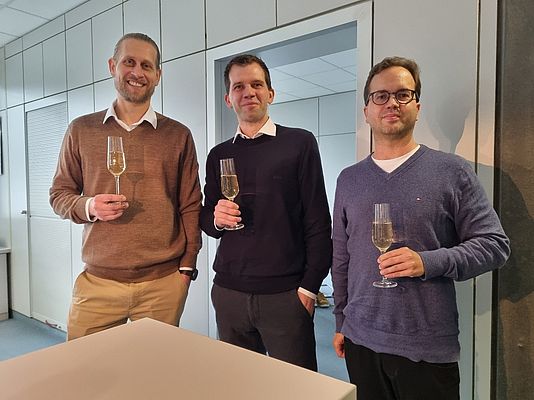 v.l.: Dennis Raiser, Andreas Vonderschmidt, Dr. Stefan Vonderschmidt, esitron-electronic GmbH. Bild: esitron