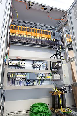 Insgesamt sind in den Schalschränken der Lisim-Anlage 398 Acopos-Module untergebracht. Sie werden von zwölf Industrierechnern aus der Serie AOC810 synchronisiert.