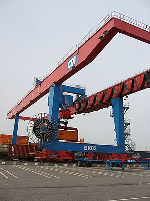 Die Hafenkräne in Hamburg-Altenwerder sind Kälte, Wärme, Sonne, Regen und Schnee ausgesetzt. Die Kapazität des Container-Terminals entspricht 2,4 Mio Standardcontainern pro Jahr.