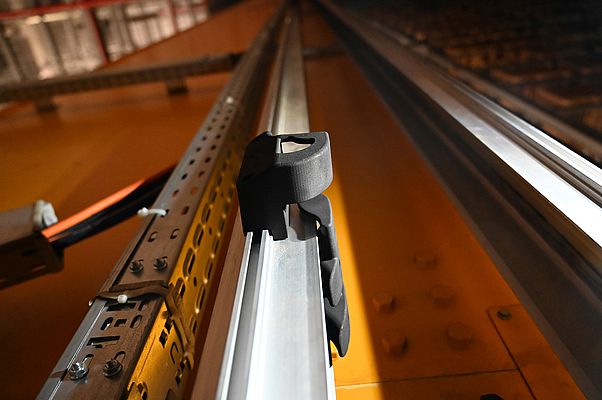 Konzipiert als anschlussfertiges Komplettsystem inklusive Mitnehmer, Leitungen und Zugentlastungen ist der TKVG montagefreundlich und in bestehende RBG leicht zu integrieren. Bild: TSUBAKI KABELSCHLEPP