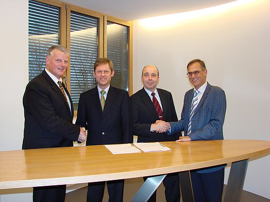 SEW-EURODRIVE und HIMA unterzeichnen Entwicklungsvertrag