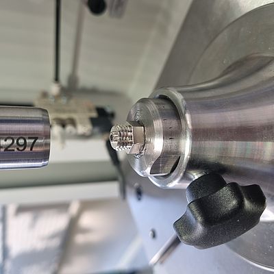 Schmiernippel Rundkopf Messing, Arbeitsvorgang: Bördelung mit Weg und Kraftmessung. Bild: TOX® PRESSOTECHNIK SE & Co. KG / ABONX AG