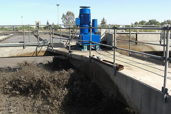 In der Abwasseraufbereitungsanlage in Tunis werden die Inhalte der acht Becken von robusten Antrieben umgewälzt.