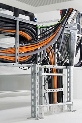 Werden Daten- und Stromleitungen gemeinsam auf einer Kabelpritsche verlegt, wird bei der Abnahme häufig auch die gleiche Spannungsfestigkeit gefordert. (Quelle: ©tl6781 - stock.adobe.com)