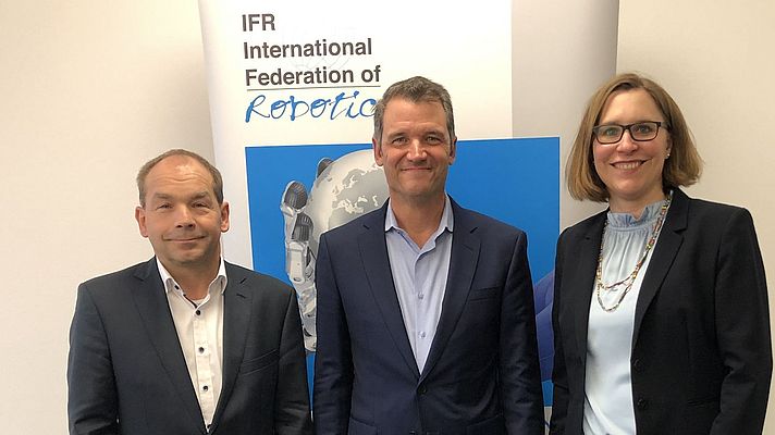 v.l.n.r.: Armin Schlenk, Vorsitzender IFR Marcom Group; Milton Guerry, IFR Präsident; Susanne Bieller, IFR Generalsekretärin
