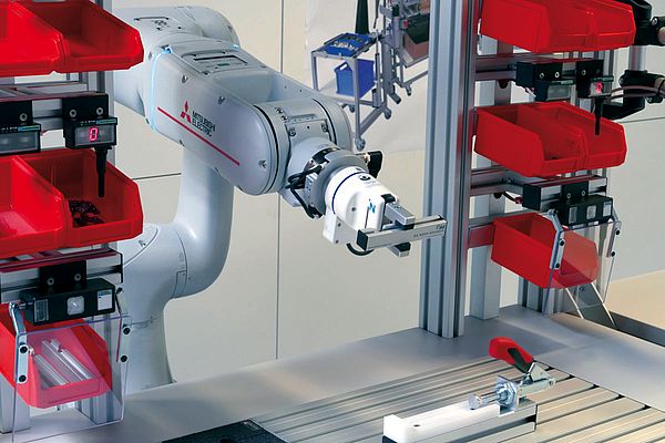 Kollaborative Roboter können den Werker am Montagearbeitsplatz entlasten, indem sie ihm Material zuführen, bei einzelnen Montageschritten Teile halten oder die Ablage der fertigen Bauteile übernehmen
