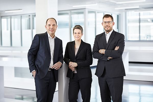 Frank Paul Nonnenmann (links) führt seit dem 1. Februar 2020 gemeinsam mit den bisherigen Geschäftsführern Katrin Stegmaier-Hermle (Mitte) und Florian Hermle (rechts).