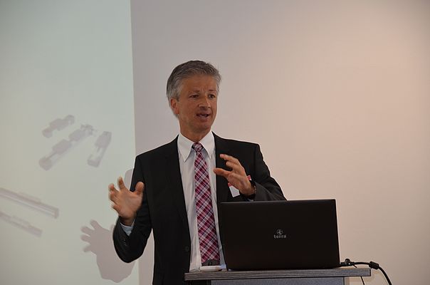 Rollon-Geschäftsführer Rüdiger Knevels bei der Pressekonferenz anlässlich der Einweihung des neuen Firmenstandortes in Düsseldorf-Benrath