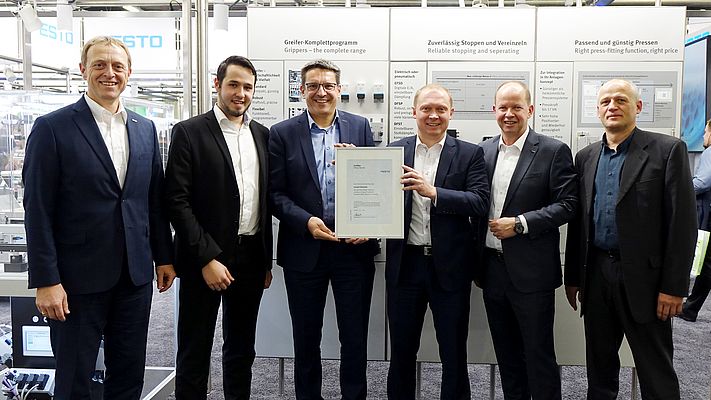 Vertragsunterzeichnung auf der Messe SPS IPC Drives 2018 in Nürnberg. V. l.: Michael Gschwendtner (Festo), Manuel Gschwend (Conrad), Thomas Otto (F.), Michael Schlagenhaufer (C.), Jürgen Norbisrath (F.), Martin Schertl (C.)
