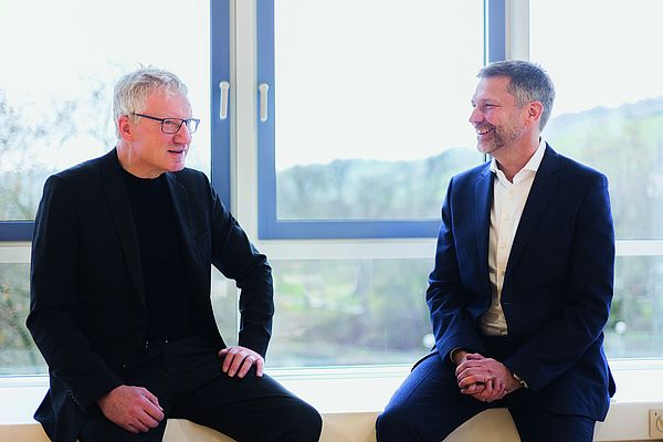 Heribert Rohrbeck (links), CEO der Bürkert-Gruppe, und sein Nachfolger, Georg Stawowy, der ab April 2023 die Leitung des international agierenden Fluidikspezialisten übernehmen wird.