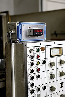 Auf dem Bedienpult der Flachschleifmaschine zeigt die Digitalanzeige den Messwert des LI-Sensors an.
