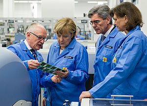 Bundeskanzlerin Merkel besucht Siemens-Vorzeigewerk der "Digitalen Fabrik"