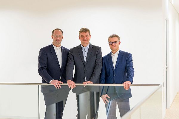 Von links: Turck-Geschäftsführer Christian Wolf, Beck-IPC-Geschäftsführer Thomas Schumacher und Oliver Merget, Geschäftsbereichsleiter Automation Systems bei Turck