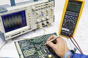Schutz elektronischer Bauteile und Maschinen vor elektrostatischen Entladungen