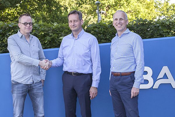 v.l.n.r: Michael Carstens-Behrens, Gründer mycable GmbH, Arndt Bake, CMO Basler AG, Dr. Dietmar Ley, CEO Basler AG