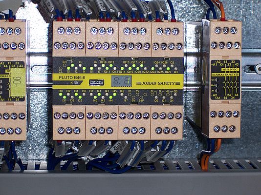 Eine Mensch-Maschine-Schnittstelle (HMI) lässt sich an die serielle Schnittstelle der Sicherheits-SPS oder an den Sicherheits-CAN-Bus anschließen.