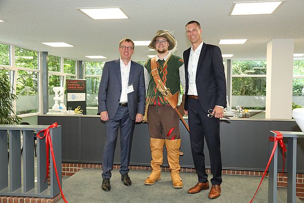 V.l.n.r.: CEO Enrico Krog Iversen, das Soester Stadtmaskottchen Jägerken und Björn Milsch, General Manager DACH & Benelux, bei der Eröffnungsfeier