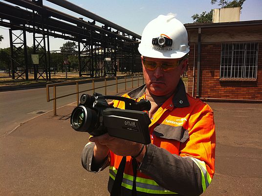 Douglas Glen, Chefthermograf bei ArcelorMittal Südafrika führt die Benutzung der Wärmebildkamera vor.