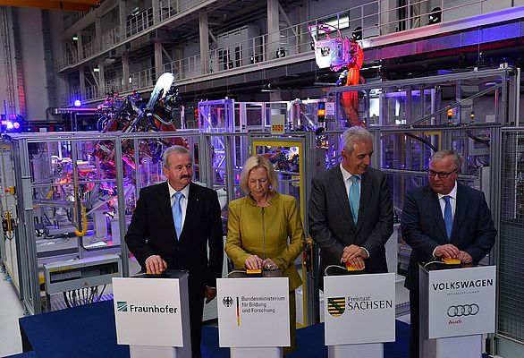 Forschungsministerin eröffnet erste Fabrik der Zukunft in Chemnitz
