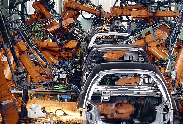 Bei großen Industrierobotern lassen sich die Bremsen in der Regel problemlos unterbringen; sie werden in den Servomotoren eingebaut, die extern am Roboter angebracht werden. (istockphoto)