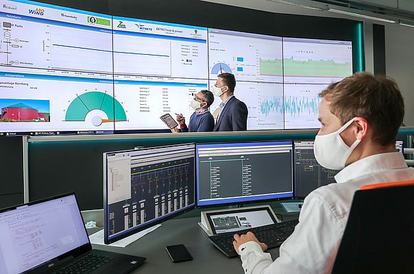 Am Fraunhofer IFF entwickeln Forscherinnen und Forscher neue Lösungen zur weiträumigen Überwachung, zur Steuerung und zum Schutz der intelligenten Energiesysteme der Zukunft. Im Energy Operation Centre des Instituts erproben sie diese.