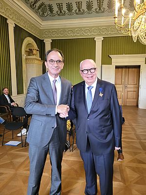 Der hessische Finanzminister Michael Boddenberg (links) hat Bernhard Juchheim mit dem Hessischen Verdienstorden am Bande ausgezeichnet. Foto: JUMO