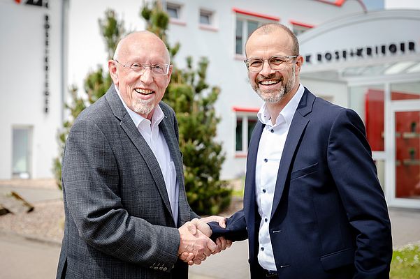 Dr.-Ing. Gregor Langer (r.) übernimmt zum 1. Juli 2021 die Geschäftsführung der RK Rose+Krieger GmbH von Hartmut Hoffmann (l.), der sich in den Ruhestand verabschiedet.
