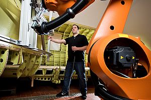 Roboter und Mensch Seite an Seite in der Industrie
