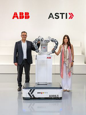Sami Atiya, Leiter des Geschäftsbereichs Robotik & Fertigungsautomation von ABB, und Veronica Pascual Boé, CEO von ASTI