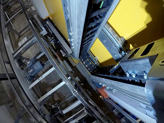 Das Aluminium-Kanalsystem für vertikal hängende Anwendungen stabilisiert die Energieketten, reduziert deren Verschleiß und minimiert die Betriebsgeräusche. Bild: TSUBAKI KABELSCHLEPP