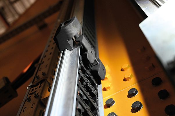 Der TKVG komm zusammen mit Energieketten aus der Serie UNIFLEX Advanced 1555 von TSUBAKI KABELSCHLEPP zum Einsatz. Bild: TSUBAKI KABELSCHLEPP