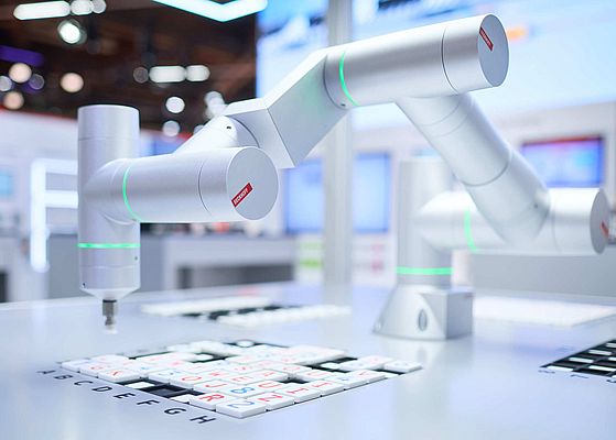 Uygulamada fiziksel yapay zekâ: TwinCAT CoAgent, doğal dili makine komutlarına çevirir ve karmaşık mekatronik sistemlerin sezgisel kontrolünü sağlar.