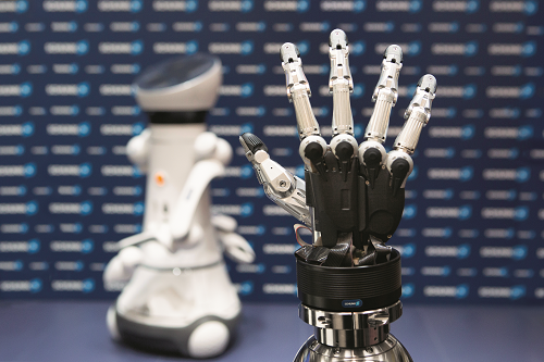 Almanya Başkanı Merkel ile Hannover Messe Fuarı’nda yarının robot elinden insan eline