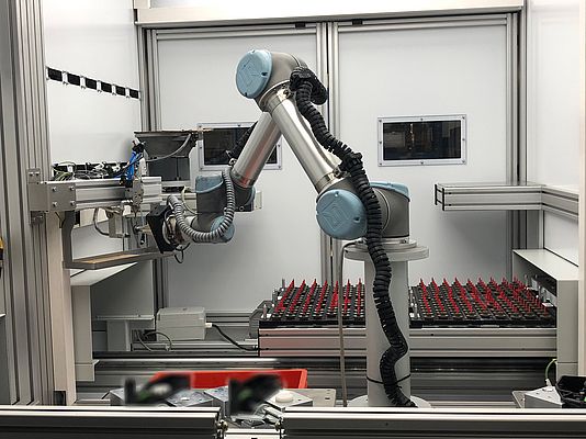 To improve product quality and process stability and reduce costs through better dosing of the grease, Primus decided to automate this production step robotically
