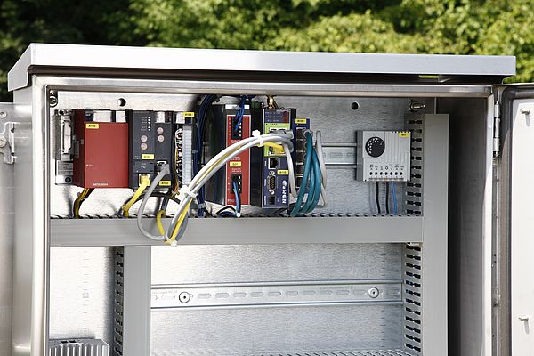 The switching cabinet installed directly at the return activated sludge pumping station houses a MELSEC System Q control unit and an eWon router.