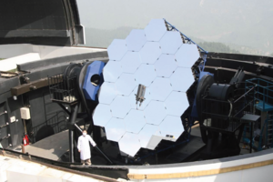 Reflector telescope uses custom eddy current sensors