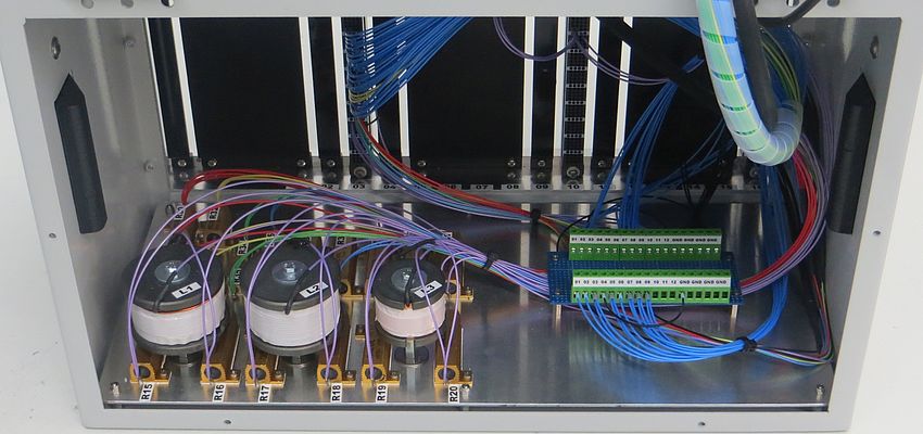 Fig. 3: The load box connected to the tester contains various original loads such as injectors. This allows functional testing to be carried out under near real-world conditions.