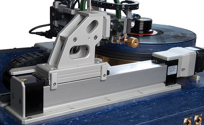 The custom linear guide for the gimbal-bearing tonearm is based on an RK Duoline 50.