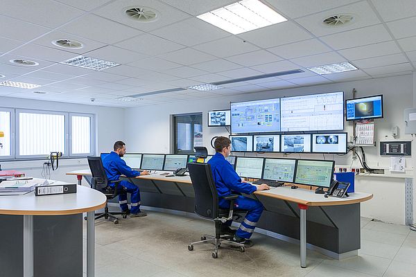 All information for operating and monitoring the entire process of the biomass heating and power station at Wiesbaden is collected in the central control room.
