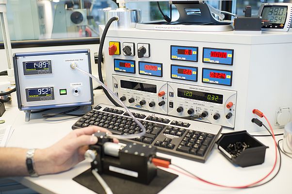 Test bench at KNF showing a diaphragm pump undergoing performance measurement. KNF conducts performance measurements of all diaphragm pumps to verify that each unit meets defined specifications and quality standards. Picture: KNF