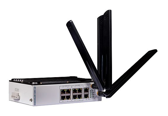 5G router with antennas mounted angled