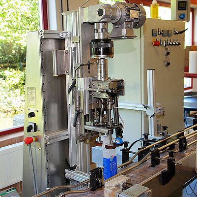 The patented capping machine from David Fuchs, www.metallatelier.de, shown here with its protective cover removed, screws on pump-spray heads