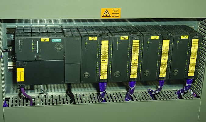 The Simatic S7-319F failsafe controller can be expanded on a modular basis using Simatic ET 200 distributed I/O systems.