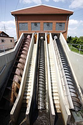 The intake pumping station feeds the waste water into the treatment process. Screw pumps of different sizes are operated according to the volume of water in each case.