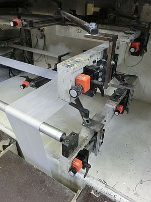 Centre adjustment for a four-track 90° deflection using drylin leadscrew linear table SHT-12-AWM for non-woven fabric. A total of eight systems are in use.